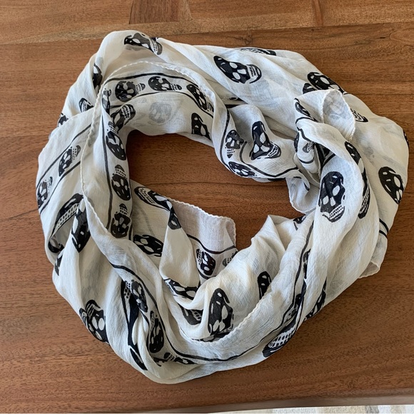 小物 yxng bratz thorn skull scarf yxng bratz thorn skull scarf Emo